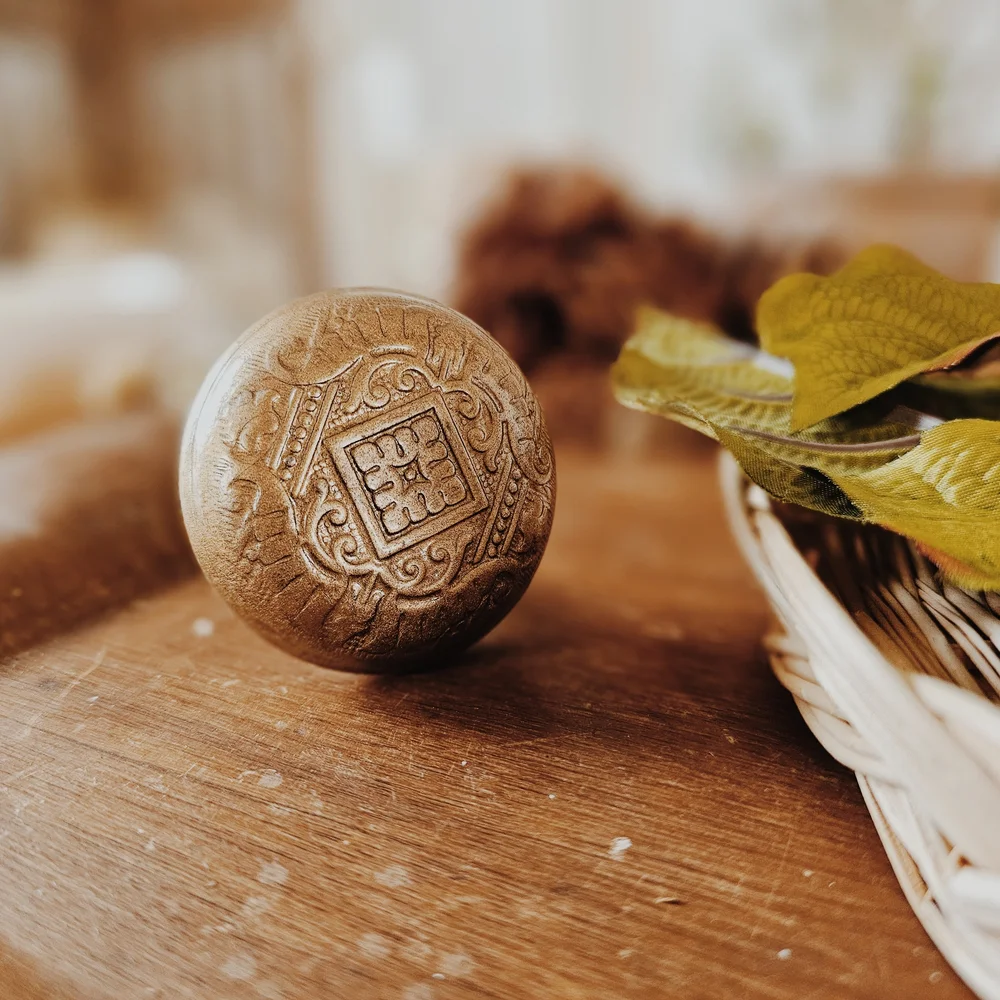 Vintage Old Gold Door Knob With Floral Arrangement - Picture 2 of 2
